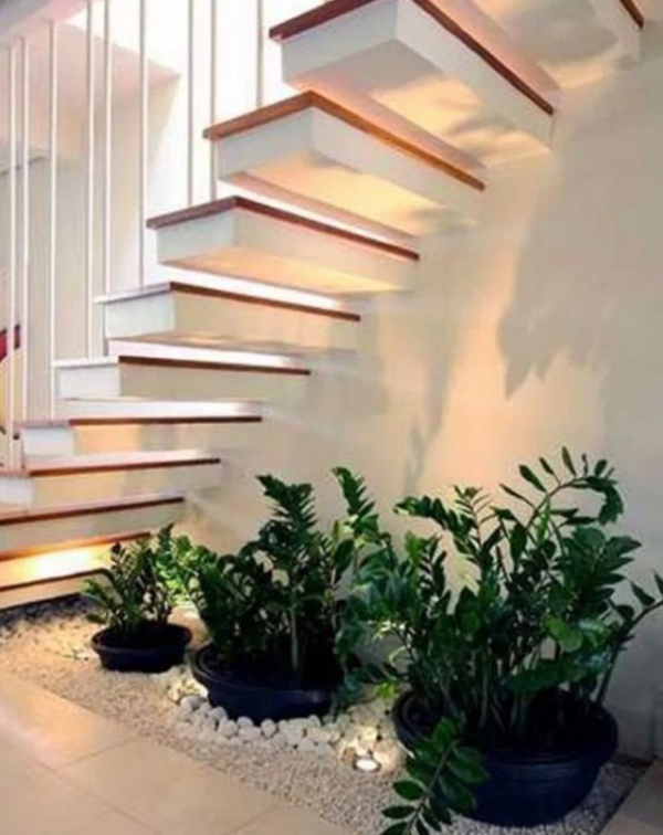 Tangga beton bertingkat dengan hiasan tanaman